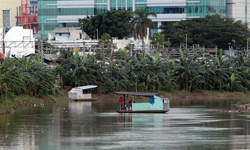 CARITAU.COM - Transportasi Perahu Eretan Yang Bertahan Di Ibu Kota