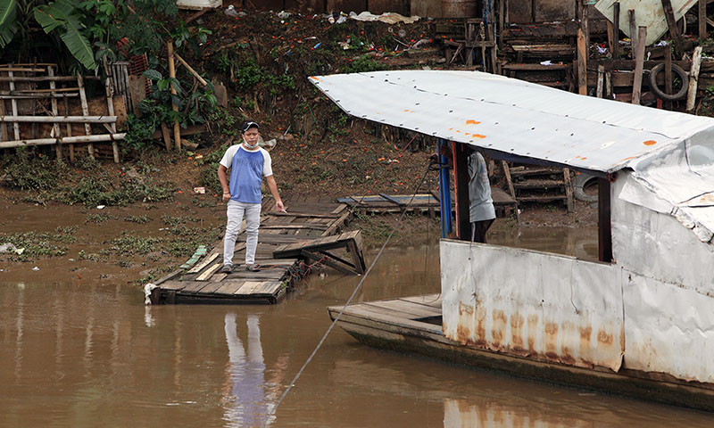 CARITAU.COM - Transportasi Perahu Eretan Yang Bertahan Di Ibu Kota